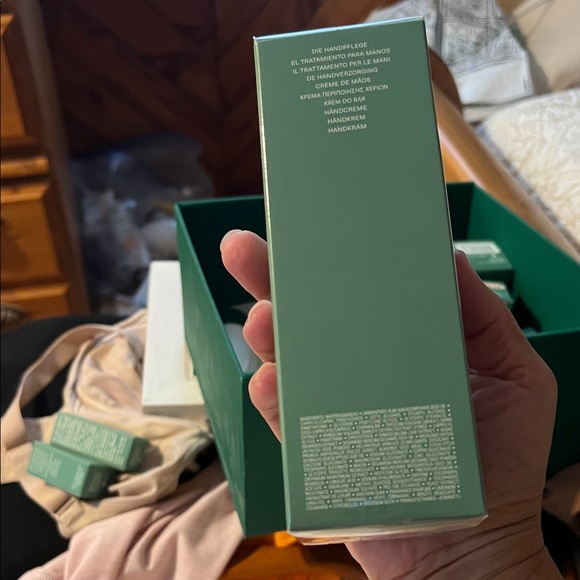 La Mer Hand Treatment in Elegant Green Packaging - Picture 5 of 6